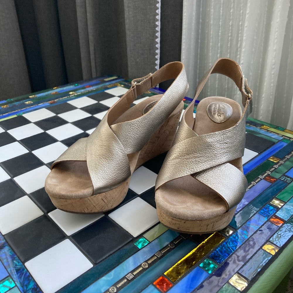8.5 Clarks wedge sandal, leather shimmer metallic